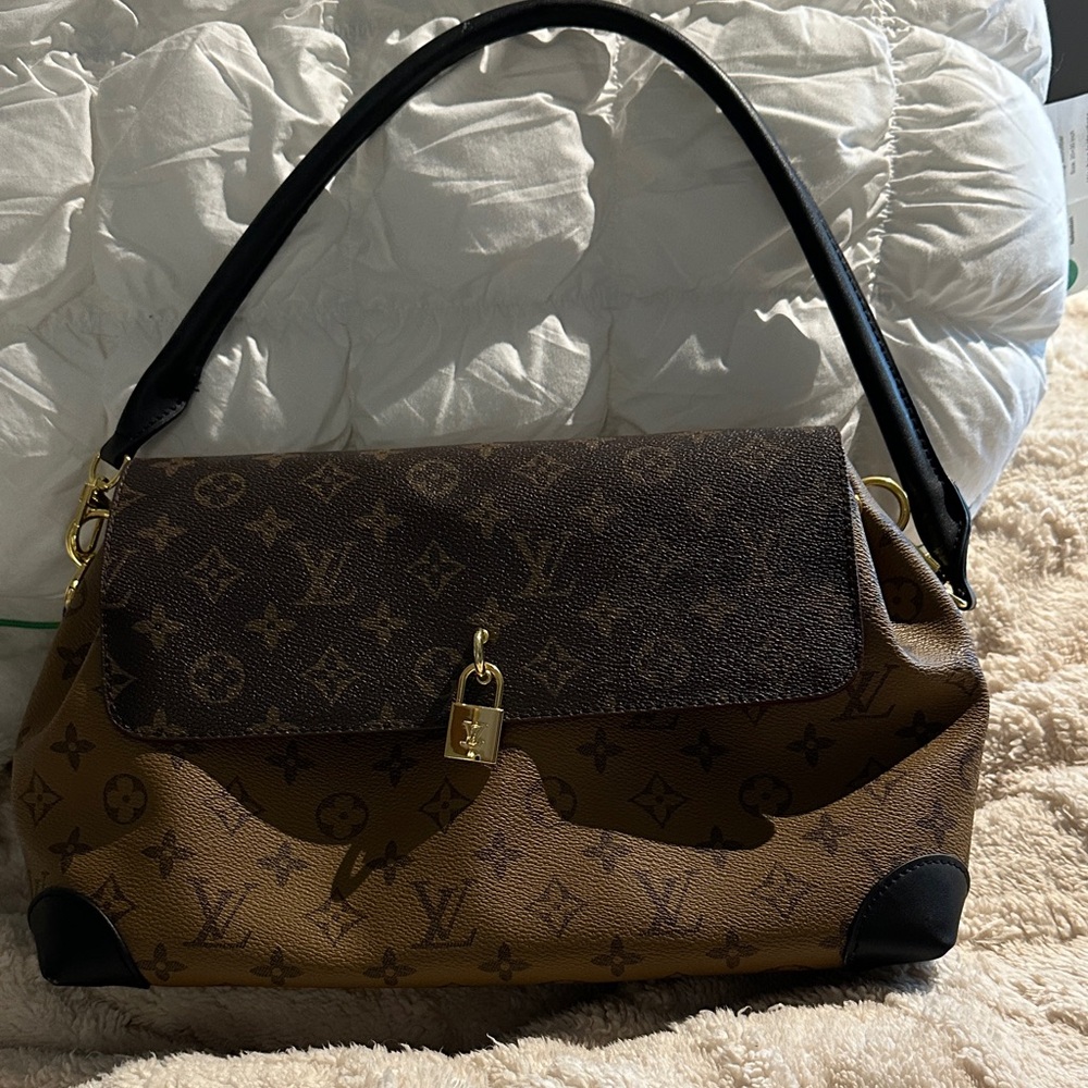 Beautiful shoulder bag! Excellent condition!